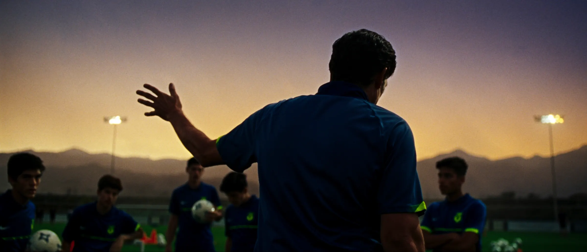 Entrenador dirigiendo grupo de jugadores juveniles de Ilaló FC